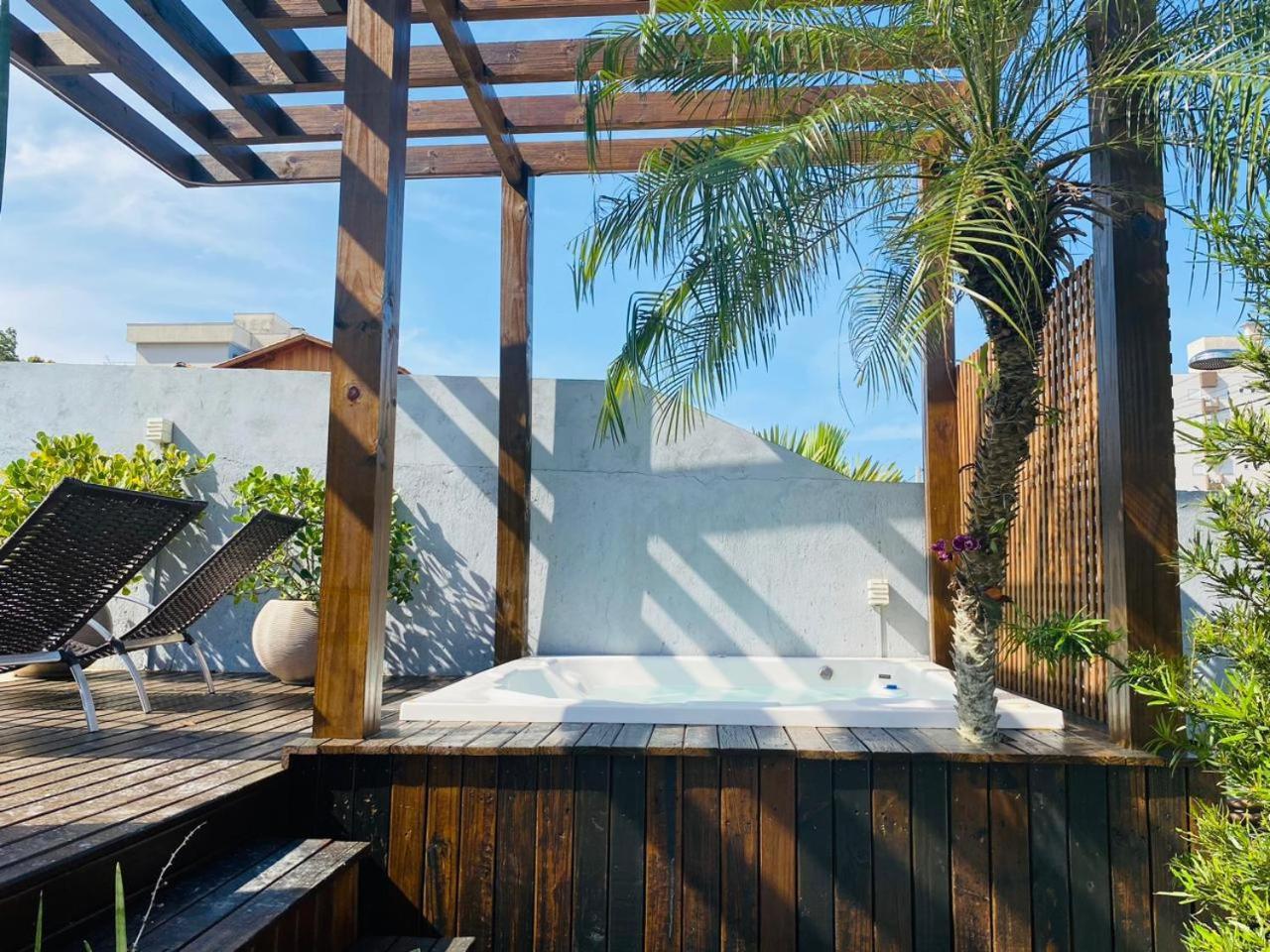ボンビーニャス Residencial Com Piscina Possui Jacuzzi Aquecida Com Hidromassagemヴィラ エクステリア 写真