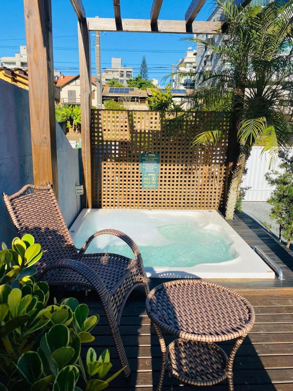 ボンビーニャス Residencial Com Piscina Possui Jacuzzi Aquecida Com Hidromassagemヴィラ エクステリア 写真