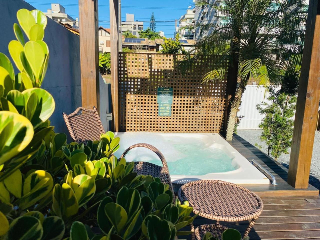 ボンビーニャス Residencial Com Piscina Possui Jacuzzi Aquecida Com Hidromassagemヴィラ エクステリア 写真